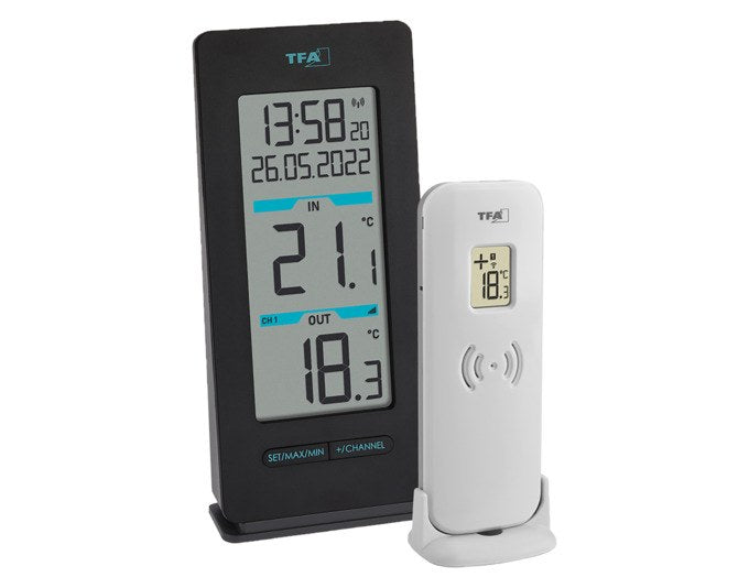 Schwarzes TFA Funk-Thermometer Buddy aus Kunststoff mit geradlinigem Design, Display zeigt Temperaturwerte und Uhrzeit an.