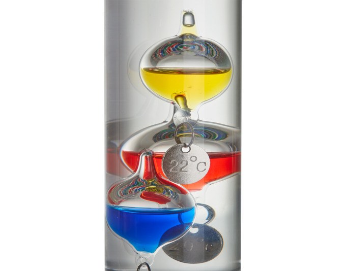 Glaszylinder-Thermometer mit sechs farbigen Glaskugeln und Metallanhängern, Silberfarben, Höhe 44 cm, auf hellem Hintergrund fotografiert.