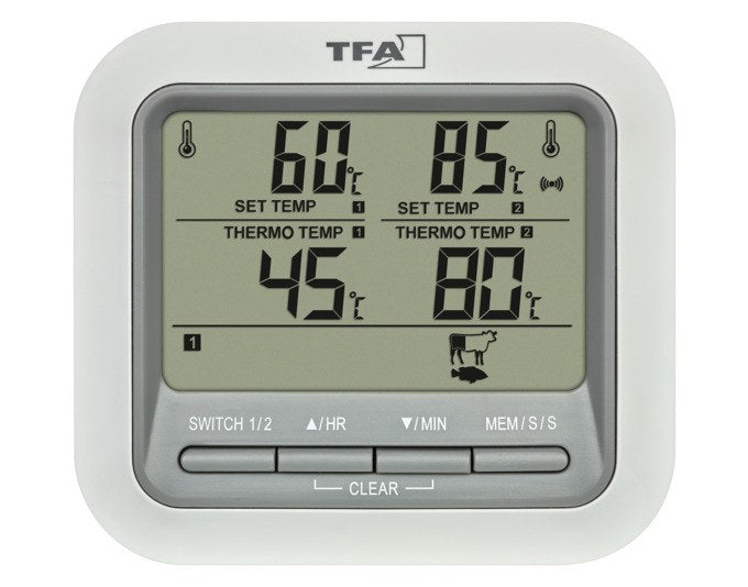 Weisses digitales Grill-Bratenthermometer von TFA mit zwei Edelstahl-Einstichfühlern, Display, Magnetständer und Aufhängeöse, kompaktes Gehäuse.