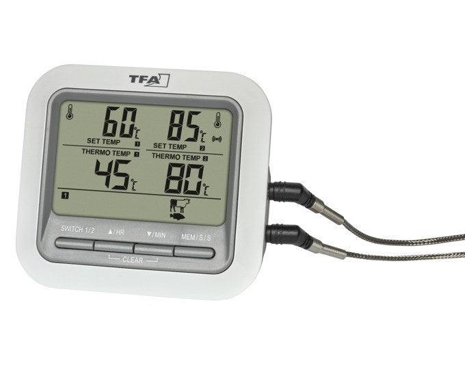 Weisses digitales Grill-Bratenthermometer von TFA mit zwei Edelstahl-Einstichfühlern, Display, Magnetständer und Aufhängeöse, kompaktes Gehäuse.