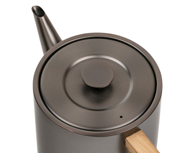 Teekanne aus gebürstetem Edelstahl in Grau mit eckigem Griff in Eichenholzoptik und herausnehmbarem Teefilter, Fassungsvermögen 1.1 Liter.
