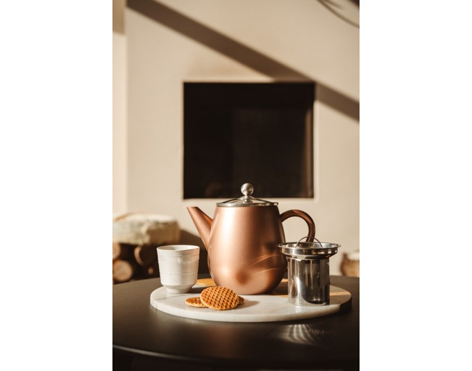 Doppelwandige Edelstahl-Teekanne Eva 1.1 l von BREDEMEIJER in Rust Brown mit integriertem Teefilter und geschwungener Tülle.