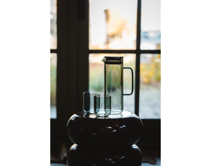 Grauer Glaskrug Padua von BREDEMEIJER aus Borosilikatglas mit Deckel, integriertem Filter und ergonomischem Griff, Fassungsvermögen 1.2 Liter.