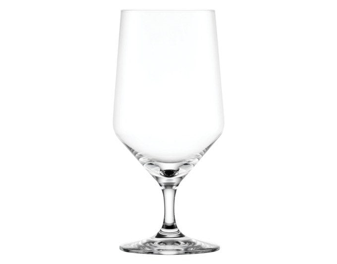 Zwei transparente Biergläser Pure 32 von ZWIESEL GLAS mit Stiel, gefertigt aus Tritan-Kristallglas, stehen nebeneinander auf hellem Untergrund.