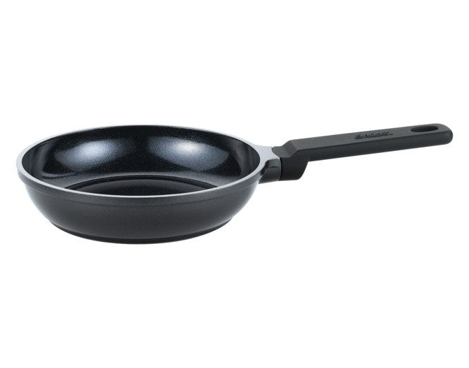 Schwarze SPRING Mini Bratpfanne Pure mit 16 cm Durchmesser, Aluminiumkörper und Keramikbeschichtung, kompakte Form für kleine Portionen.