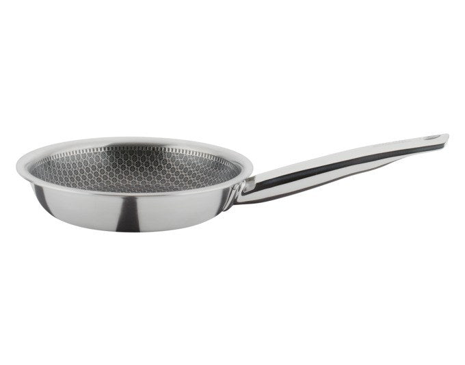 Silberne SPRING Bratpfanne Cut Resist Pure ø 16 cm aus 5-Lagen-Mehrschichtmaterial mit Antihaftbeschichtung und erhabenen Edelstahl-Stegen.