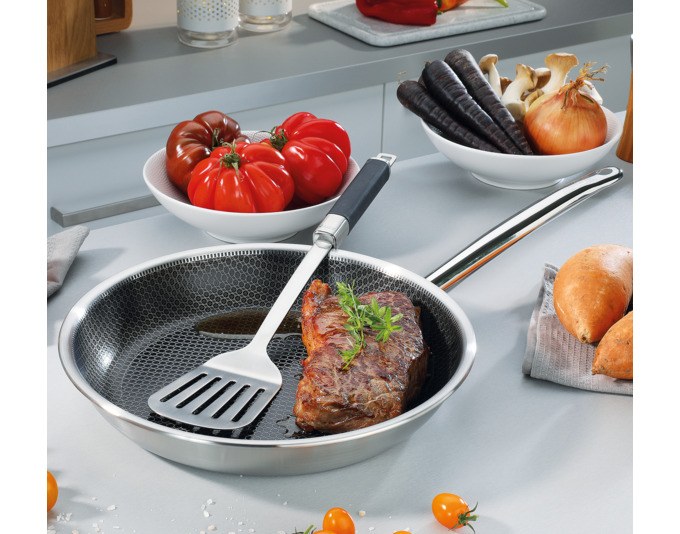 Silberne SPRING Bratpfanne ø 26 cm mit rundem Boden, Edelstahl-Stegen auf der Antihaftbeschichtung und langem, isoliertem Griff.