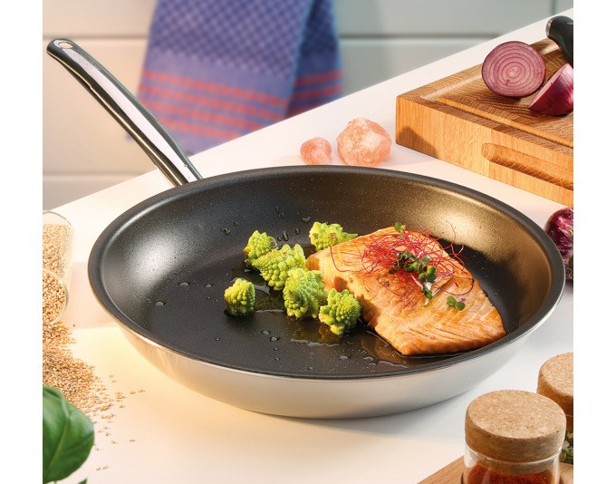 SPRING Bratpfanne Vulcano Classic ø 16 cm aus Edelstahl mit Aluminiumkern, Antihaftbeschichtung und ergonomischem Kaltmetallgriff, Ansicht von oben.