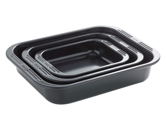 SPRING Bräter-Set Culinar Pure in Schwarz: drei rechteckige Bräter aus aluminisiertem Stahl mit Antihaftbeschichtung und integrierten Griffen.