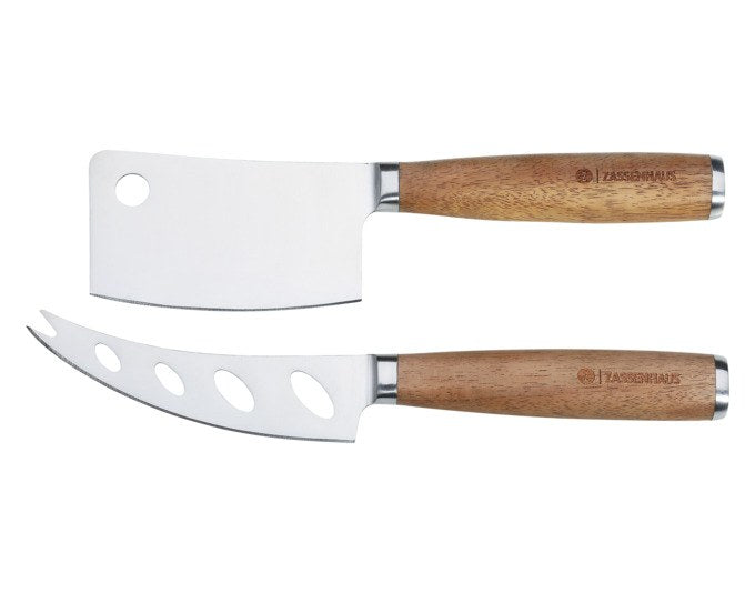 Zwei Käsemesser mit Klingen aus Edelstahl und Griffen aus Akazienholz, eines mit Aussparungen, eines mit breiter Klinge, auf weissem Hintergrund.