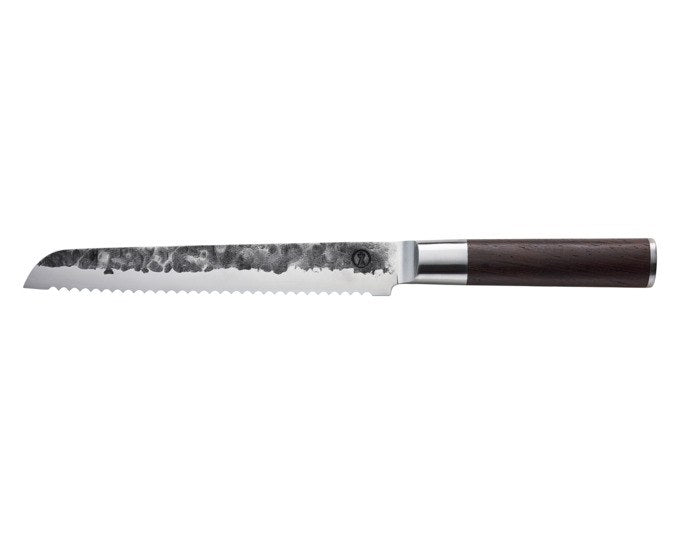 Schwarzes ZASSENHAUS Brotmesser Kyoto mit langer gezahnter Klinge aus japanischem Stahl 440C und ergonomischem Griff aus dunklem Wengeholz.