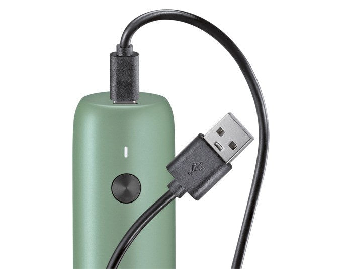 Grüne elektrische Pfeffermühle von ZASSENHAUS mit Keramik-Mahlwerk, USB-C-Ladeanschluss und Aromaschutzdeckel, Höhe 14 cm.
