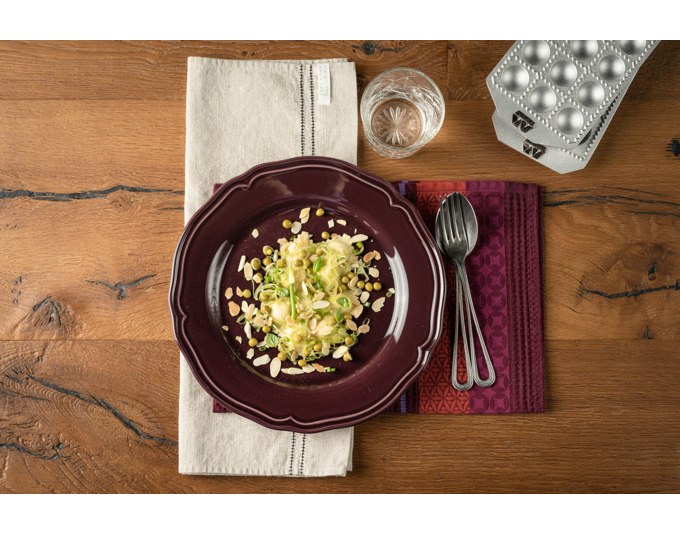 Runde Ravioliform aus Aluminium-Druckguss von MARCATO mit beiliegendem Nudelholz aus Massivholz, Farben Silber, Natur und Braun.