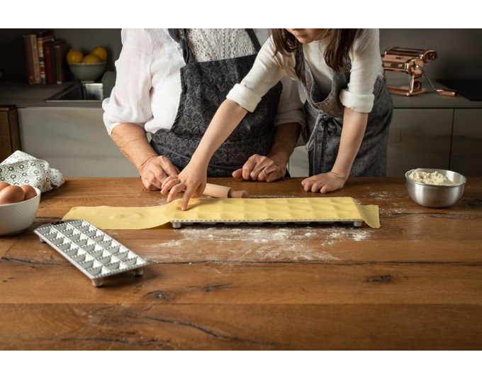 MARCATO Ravioliform aus Aluminium-Druckguss für 48 quadratische Ravioli mit 25 mm Kantenlänge, inklusive Nudelholz aus Massivholz.