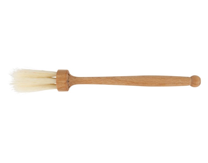 Runder Backpinsel von REDECKER mit geöltem Buchenholzgriff und Besatz aus Naturborste, Gesamtlänge 23 cm, auf hellem Hintergrund.