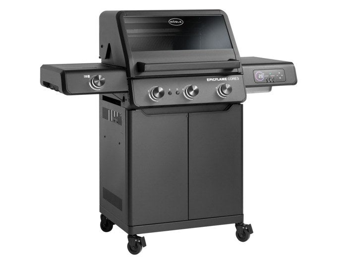 Schwarzer RÖSLE Gasgrill Epicflame Core 3/50mbar mit drei Edelstahlbrennern, Glasdeckel, Seitentisch und Unterschrank mit Schubladen.