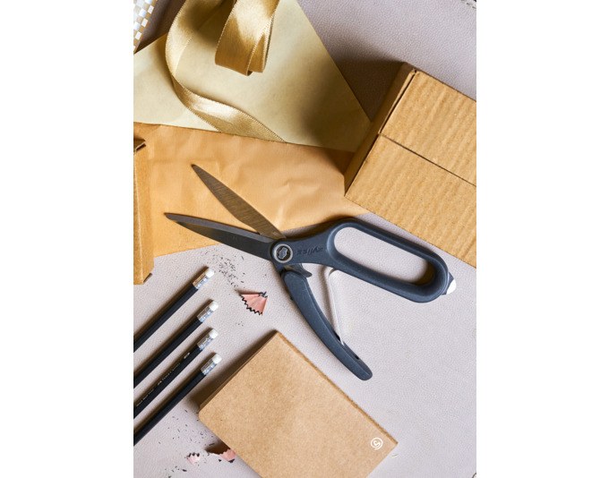 Graue ZYLISS Allzweckschere aus Edelstahl und Weizenstroh mit ergonomischem Griff und gekerbter Klinge, Länge 21 cm, liegend fotografiert.