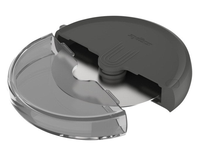 Graues ZYLISS Pizzarad aus Weizenstroh mit Edelstahlklinge, rundes Schneidrad mit ergonomischem Griff und Klingenschutz.