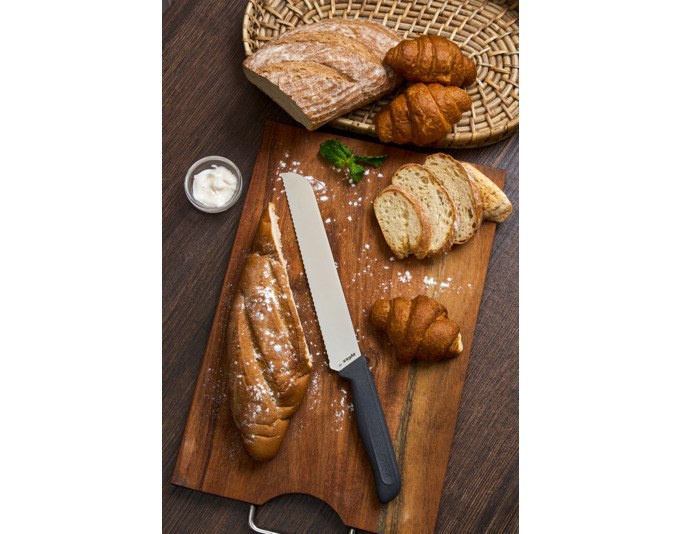 Brotmesser von ZYLISS mit gezahnter Edelstahlklinge und grauem Griff aus Weizenstrohmaterial, Klingenlänge 21 cm, freigestellt fotografiert.