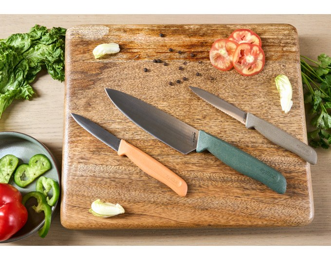 Produktfoto des ZYLISS Messersets: Kochmesser und zwei Rüstmesser mit Edelstahlklingen und ergonomischen Griffen aus Weizenstrohmaterial.