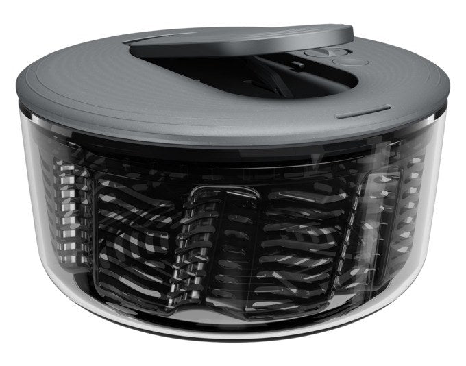 Salatschleuder ZYLISS Swift Dry L aus Kunststoff in Grau und Schwarz, runde Form mit Ausgiesser, Deckel und Stopp-Taste auf der Oberseite.