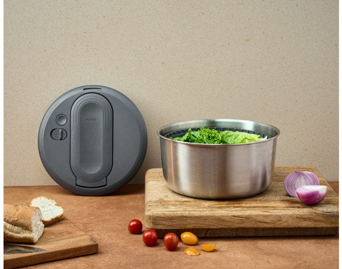 Edelstahl-Salatschleuder ZYLISS Swift Dry S in rundem Design mit Deckel, Ausgiesser und Stopp-Taste, Farbe Silber-Grau.