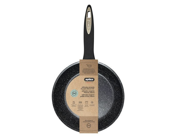 Schwarze ZYLISS Bratpfanne Ultimate aus Aluminium mit keramischer Antihaftbeschichtung, rundem Boden ø 20 cm und ergonomischem Griff.
