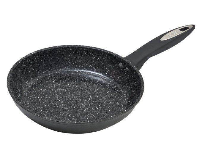 Schwarze ZYLISS Bratpfanne Ultimate aus Aluminium mit keramischer Antihaftbeschichtung, rund, ø 24 cm, mit ergonomischem Griff, Ansicht von schräg oben.