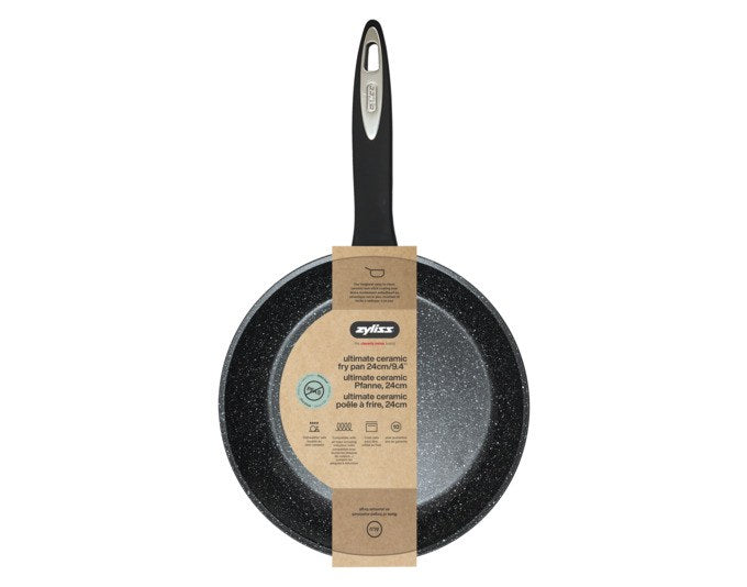 Schwarze ZYLISS Bratpfanne Ultimate aus Aluminium mit keramischer Antihaftbeschichtung, rund, ø 24 cm, mit ergonomischem Griff, Ansicht von schräg oben.