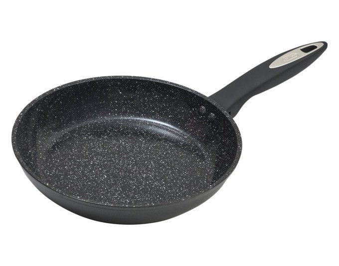 Schwarze ZYLISS Bratpfanne Ultimate Keramik aus Aluminium mit keramischer Antihaftbeschichtung, rundes Format ø 28 cm, ergonomischer Griff sichtbar.