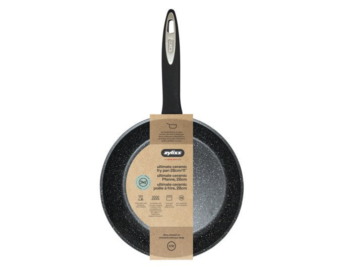 Schwarze ZYLISS Bratpfanne Ultimate Keramik aus Aluminium mit keramischer Antihaftbeschichtung, rundes Format ø 28 cm, ergonomischer Griff sichtbar.