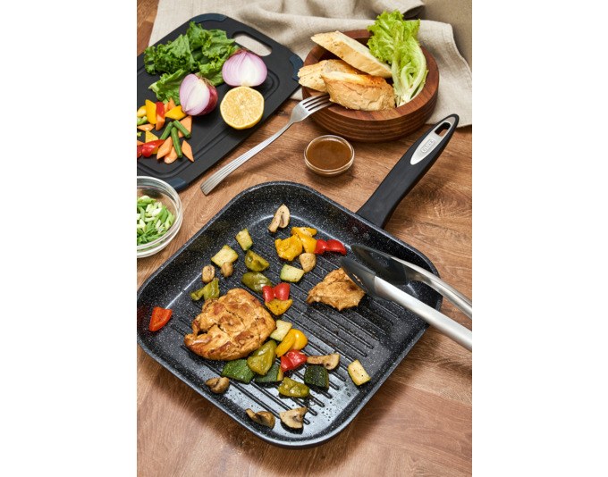 Schwarze ZYLISS Grillpfanne Ultimate mit keramischer Antihaftbeschichtung, quadratischer Form, Grillrillen und ergonomischem Soft-Touch-Griff.