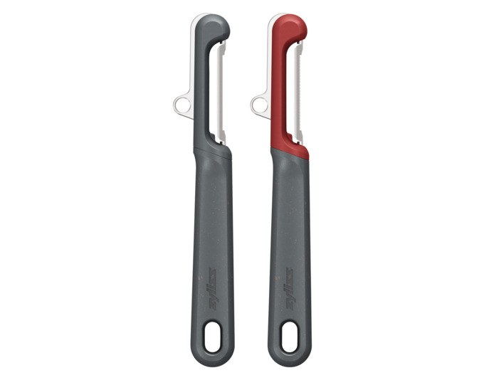 Zwei ZYLISS Schäler in Grau und Rot: Universal- und Tomatenschäler mit ergonomischem Griff aus Weizenstrohmaterial.