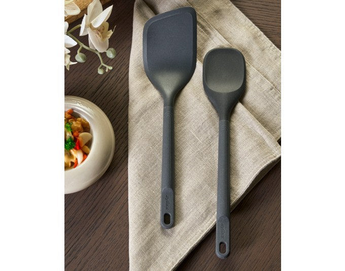 Zweiteiliges ZYLISS Küchenhelfer-Set in Grau: Spatellöffel mit Silikonkopf und abgewinkelter Pfannenwender, Griffe aus Weizenstrohmaterial.
