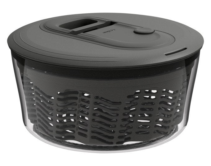 Schwarze ZYLISS Salatschleuder Classic Easy Spin S mit transparenter Schüssel, Zugschnur, Deckel und ausklappbarem Griff auf rutschfestem Fuss.
