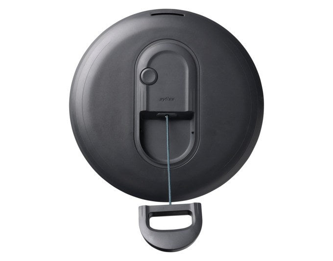 Schwarze ZYLISS Salatschleuder Classic Easy Spin S mit transparenter Schüssel, Zugschnur, Deckel und ausklappbarem Griff auf rutschfestem Fuss.