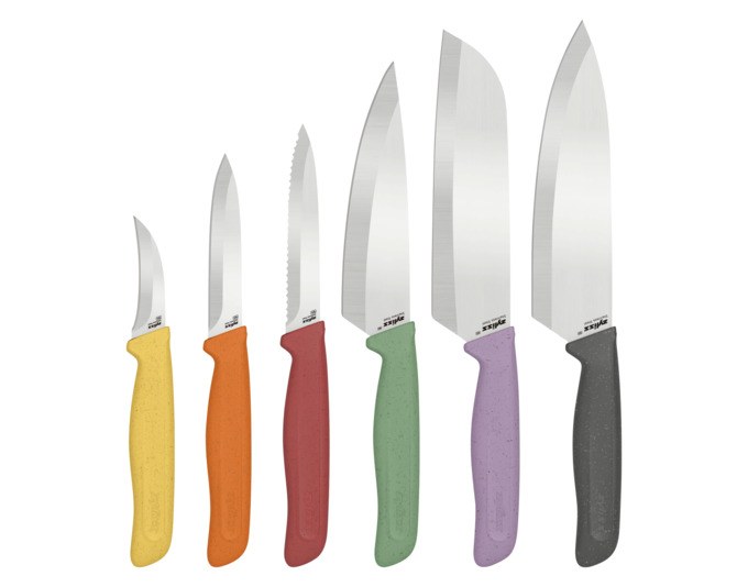Sechs ZYLISS Küchenmesser mit Edelstahlklingen und farbigen Griffen aus Weizenstrohmaterial, liegend nebeneinander auf heller Fläche.