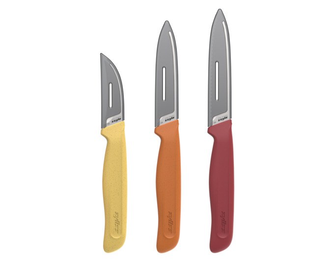 Drei ZYLISS Rüstmesser mit Edelstahlklingen in Orange, Rot und Gelb, ergonomische Griffe aus Weizenstrohmaterial, mit Klingenschutz.