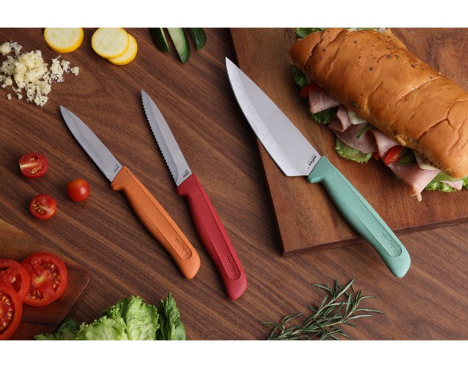 Dreiteiliges ZYLISS Messerset mit Universalmesser, Rüstmesser und Rüstmesser mit Wellenschliff, Edelstahlklingen und Griffen aus Weizenstrohmaterial in Gelb, Orange, Rot.