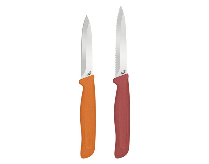 Zwei ZYLISS Rüstmesser in Rot und Orange mit Edelstahlklingen, eines glatt und eines mit Wellenschliff, Griffe aus Weizenstrohmaterial, mit Klingenschutzhüllen.