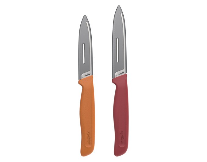 Zwei ZYLISS Rüstmesser in Rot und Orange mit Edelstahlklingen, eines glatt und eines mit Wellenschliff, Griffe aus Weizenstrohmaterial, mit Klingenschutzhüllen.