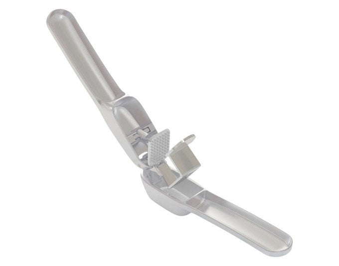 Silberfarbene Knoblauchpresse Susi 4 von ZYLISS aus Aluminiumguss mit Schwenkgittermechanismus aus Edelstahl und verlängerten Griffen.