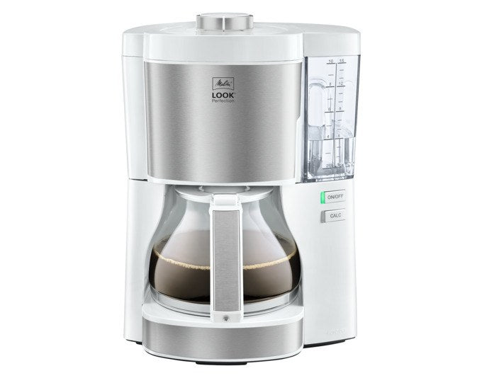 Weisse Filterkaffeemaschine mit Edelstahlelementen, schwenkbarem Filterhalter und abnehmbarem Wassertank, kompaktes Gehäuse aus Kunststoff.