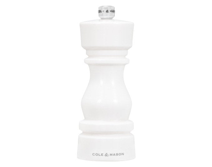 Weisse Pfeffermühle London von COLE&MASON aus Acryl mit zylindrischer Form, Höhe 15 cm, stehend auf hellem Untergrund fotografiert.