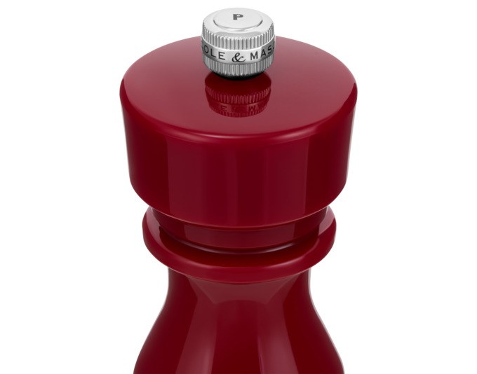 Rote Pfeffermühle aus Acryl der Marke COLE&MASON, zylindrische Form, Höhe 15 cm, mit sichtbarem Mahlwerk am oberen Ende.