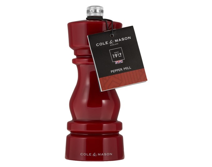 Rote Salzmühle aus Acryl der Marke COLE&MASON, 15 cm hoch, zylindrische Form mit sichtbarem Mahlwerk am oberen Ende der Mühle.