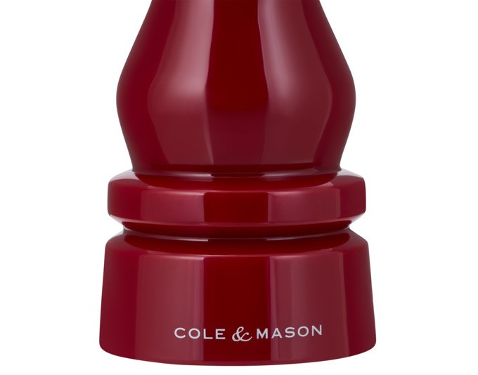Rote Salzmühle aus Acryl der Marke COLE&MASON, 15 cm hoch, zylindrische Form mit sichtbarem Mahlwerk am oberen Ende der Mühle.