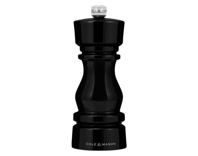 Schwarze Salzmühle aus Acryl von COLE & MASON, Modell London, 15 cm hoch, mit zylindrischer Form und sichtbarem Mahlwerk am oberen Rand.