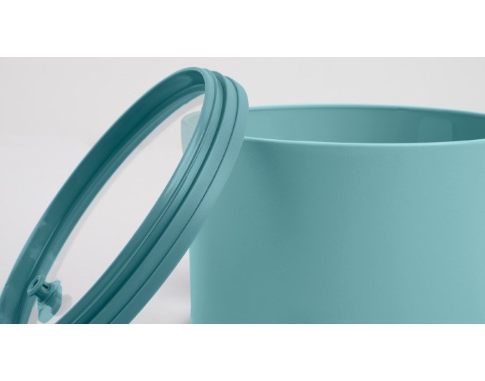 Runde Vorratsdose Tondo S in Teal mit transparentem Deckel und seitlichen Sichtfenstern für die Aufbewahrung von Lebensmitteln, stapelbar.