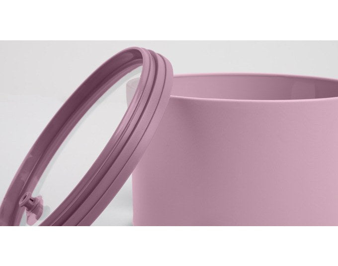 Drei runde Vorratsdosen in Mauve in den Grössen M, S und XS mit transparenten Deckeln und seitlichen Sichtfenstern, stapelbar angeordnet.